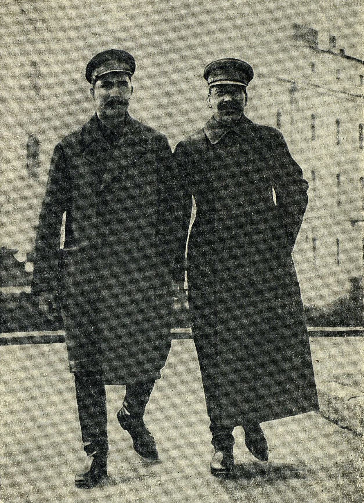 Товарищи И. В. Сталин и Л. М. Каганович в Кремле.