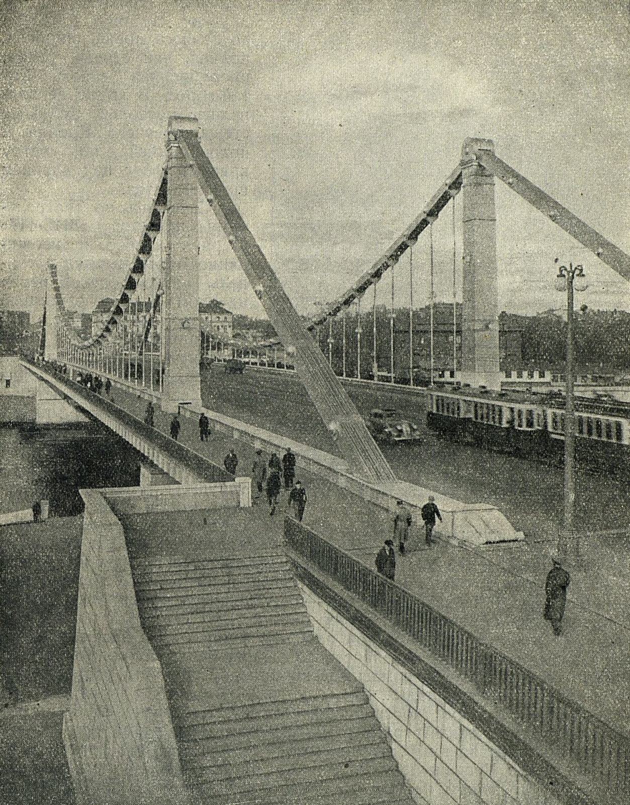 Новый Крымский мост через Москва-реку. Слева — гранитная лестница на мост со стороны набережной.