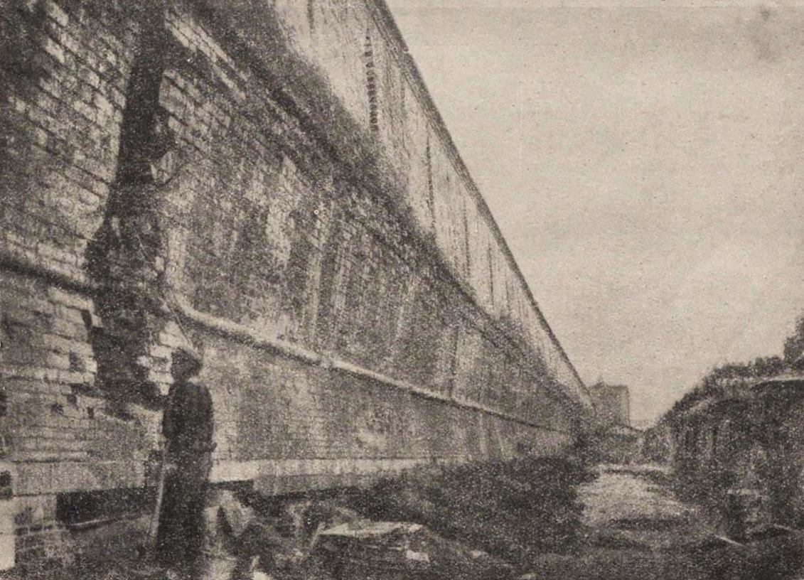 Рис. 4. Профиль Китайгородской стены (вдоль Китайгородского проезда).