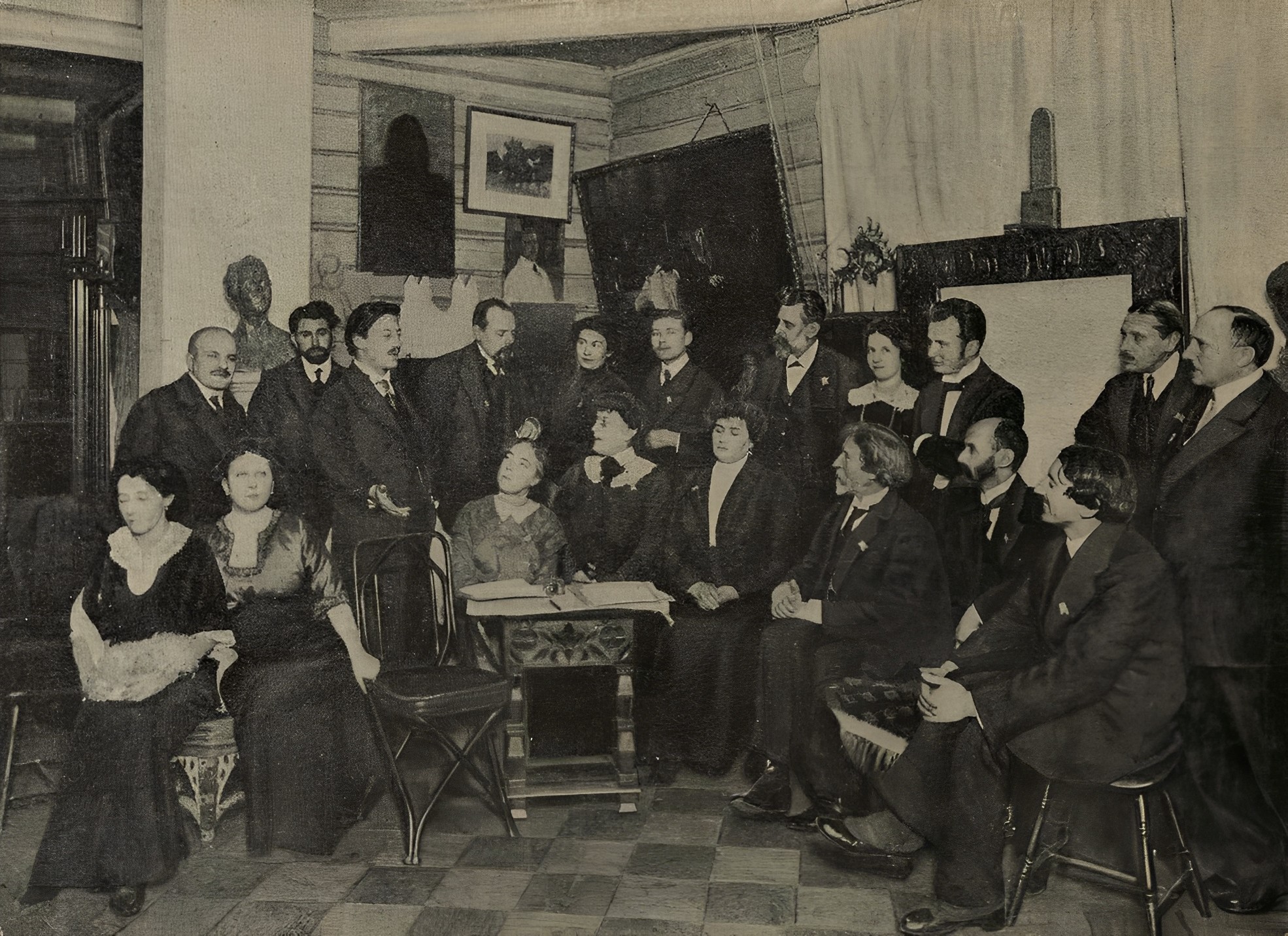 В мастерской И. Е. Репина в «Пенатах». Фотография 1912 г.