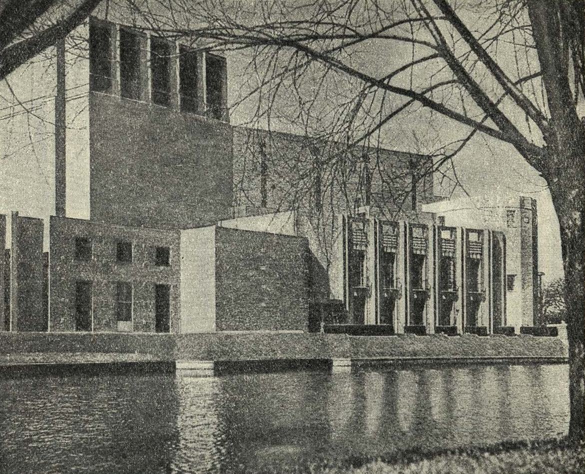 Рис. 19. Театр памяти Шекспира в Стратфорде. 1932 г. Общий вид (со стороны реки). Архитекторы Э. Скотт и Честертон.