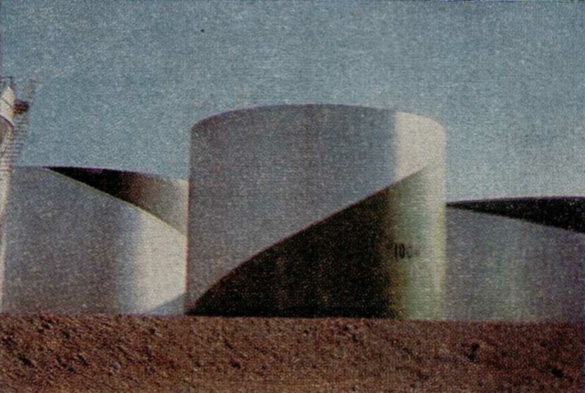Резервуары нефтеочистительного завода в Фо-Сюр-Мэр (близ Марселя).
