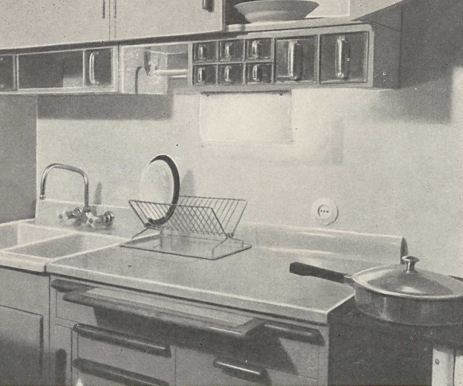 Кухня трехкомнатной квартиры. Кухонное оборудование выполнено по предложениям Ленпроекта.
