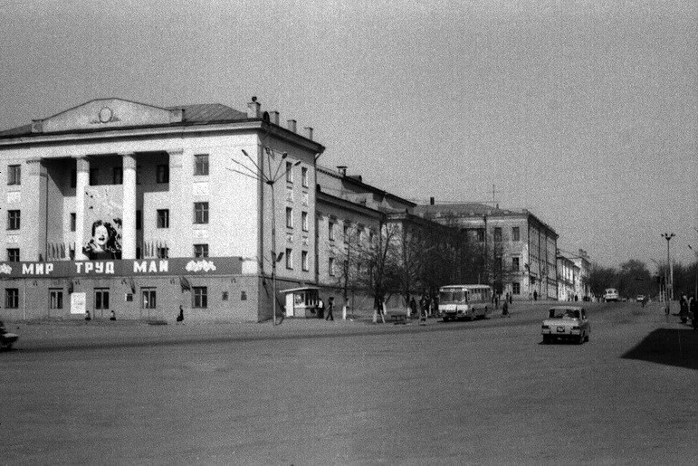 Дом культуры им. Ленина, перестроенный из здания Собор Благовещения Пресвятой Богородицы. Май 1980 года.
