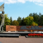 Ландшафтный дизайн площадки возле памятника ВОВ (2010).