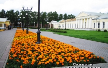Цветники возле Национального музея УР. им. Кузебая Герда (2009).